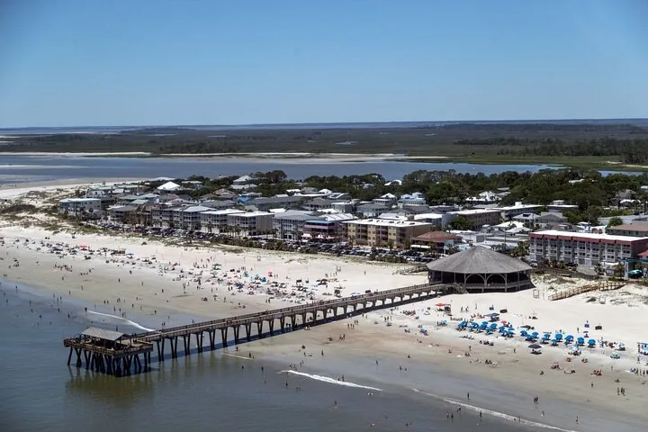 Eine Luftaufnahme eines Piers, Strandes und von Küstengebäuden.