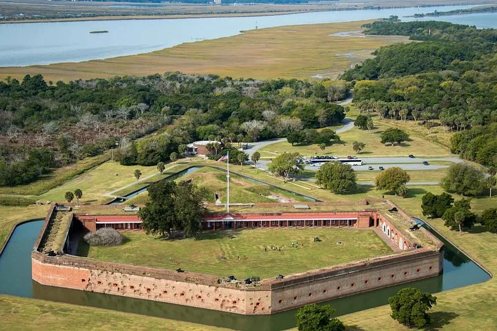 Vista aérea de un antiguo fuerte de ladrillo cerca del agua.