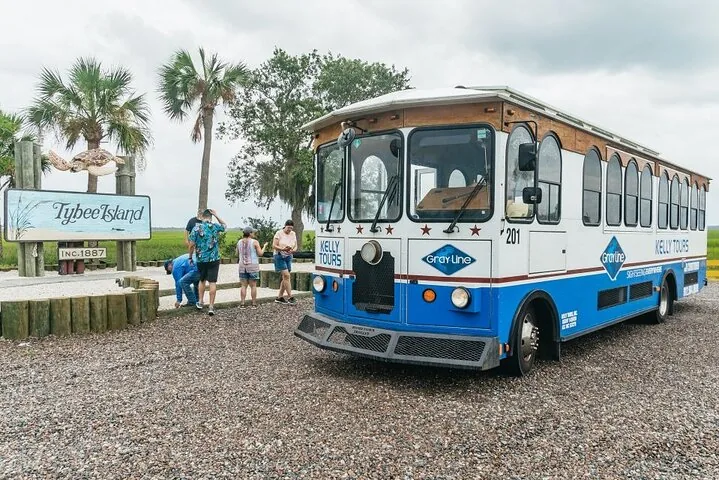 Ein blau-weißer Trolleybus parkt auf Schotter.